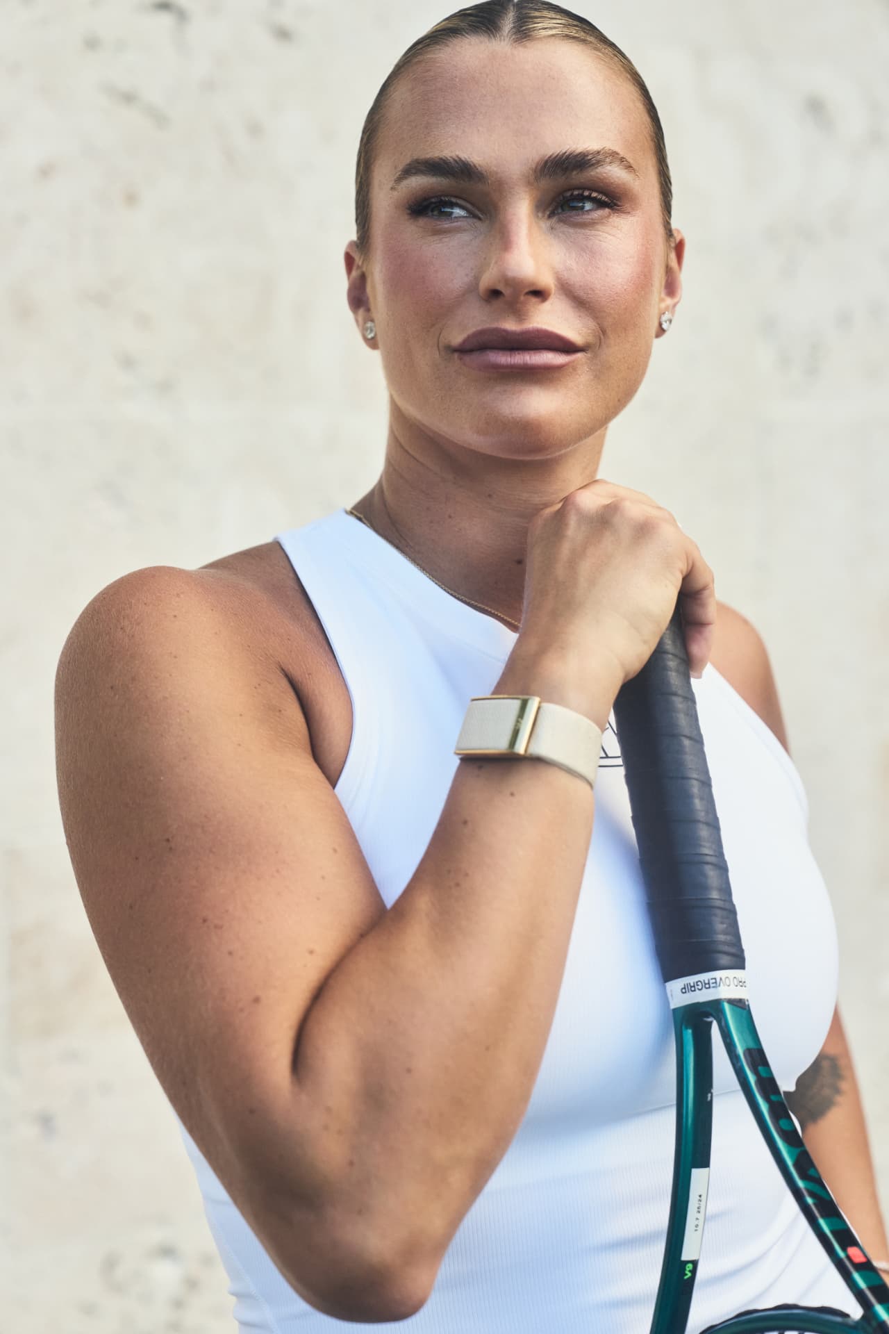 Aryna Sabalenka wearing the Whoop 5.0 band in gold