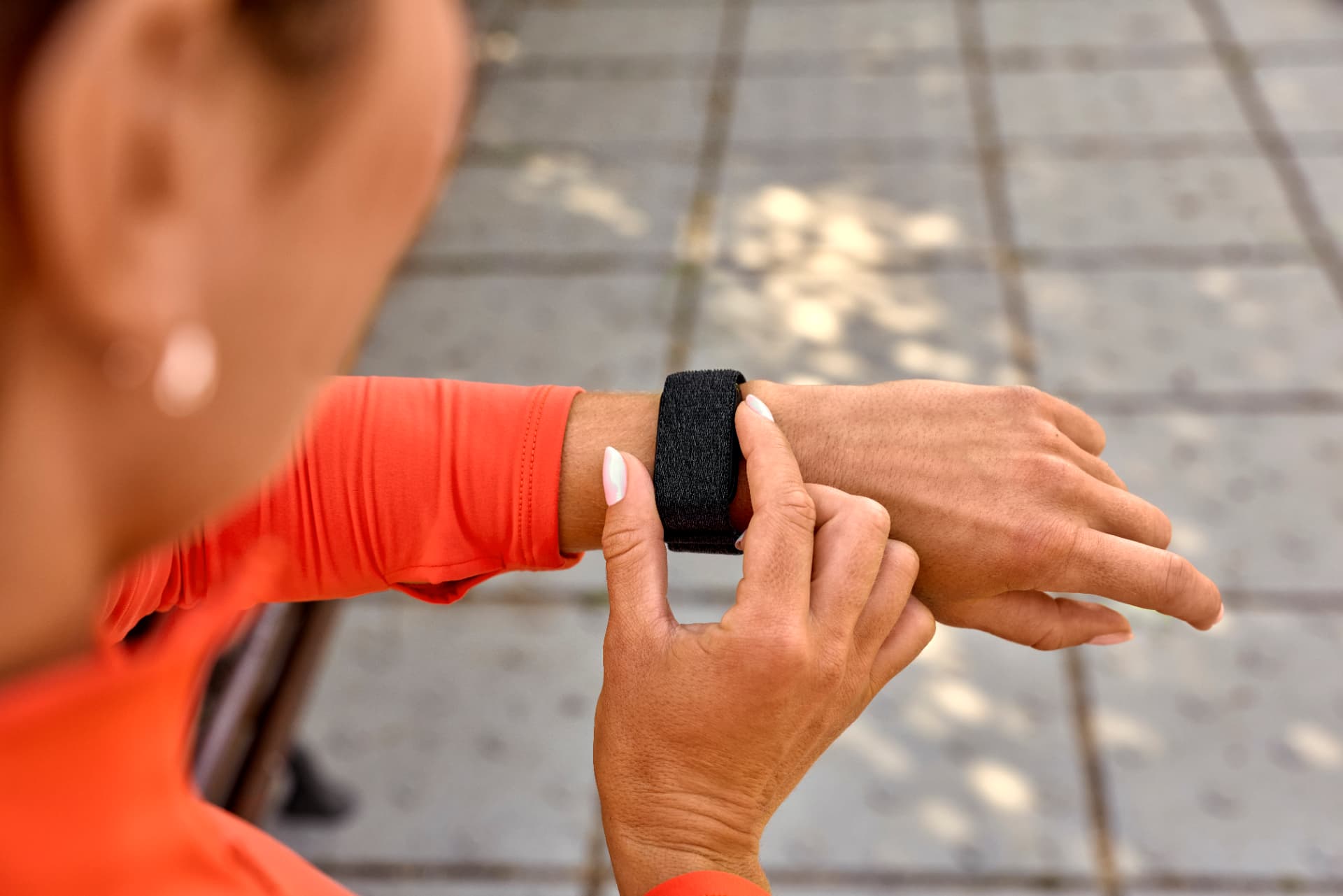 Screenless smart band on the wrist