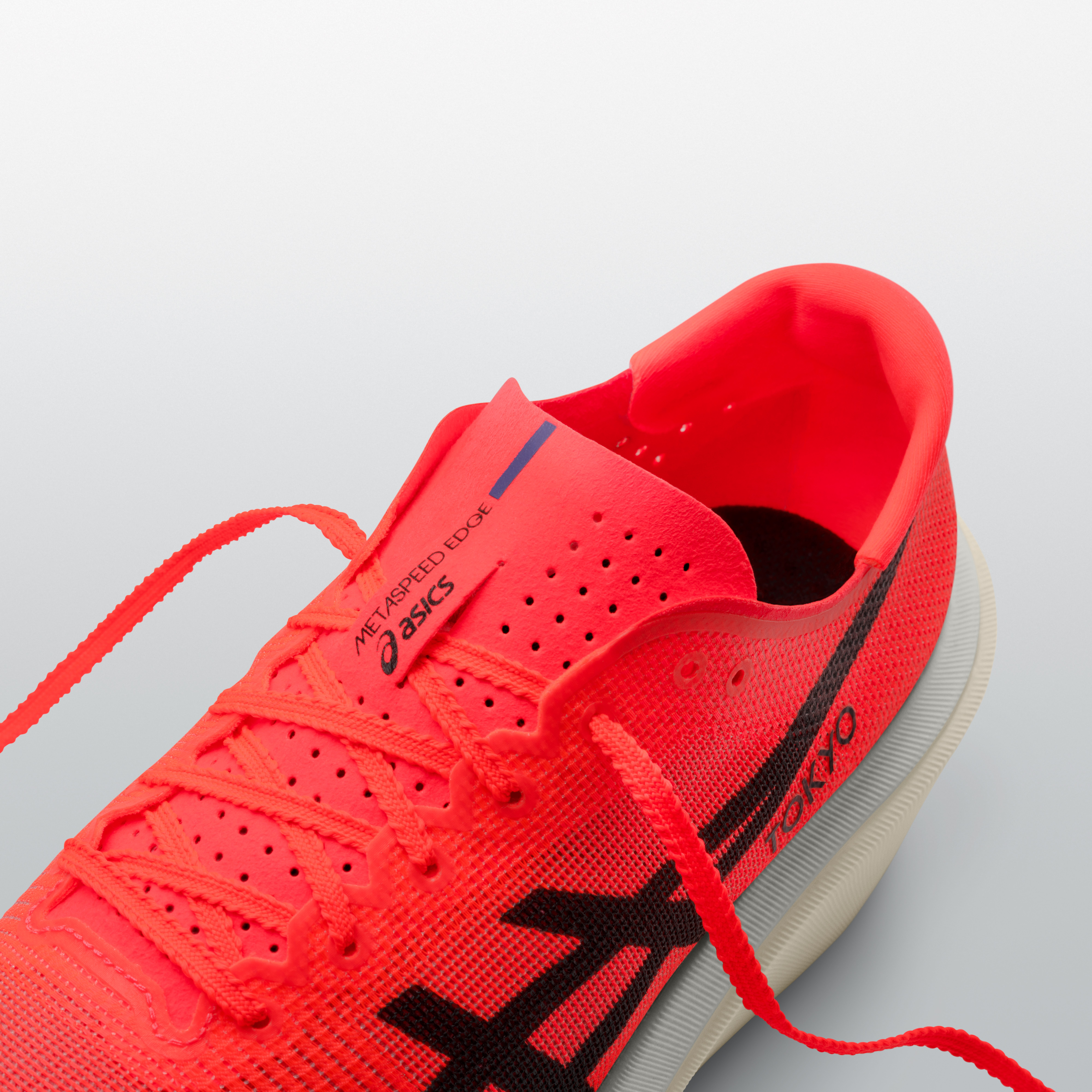 Top view — engineered mesh upper with MOTION WRAP construction